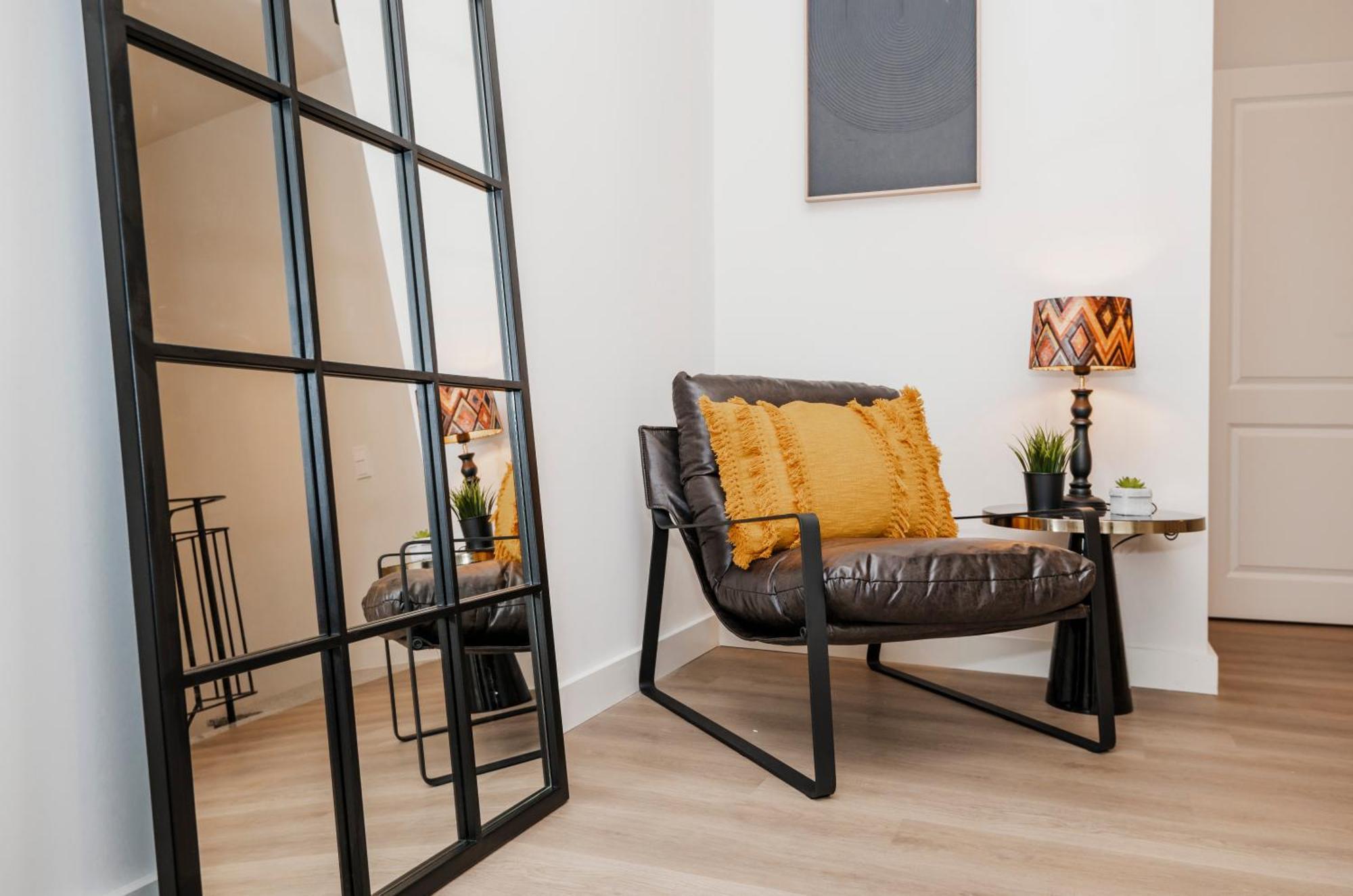 S331 - Luxurious Two Bedroom Duplex In Apartment Köln